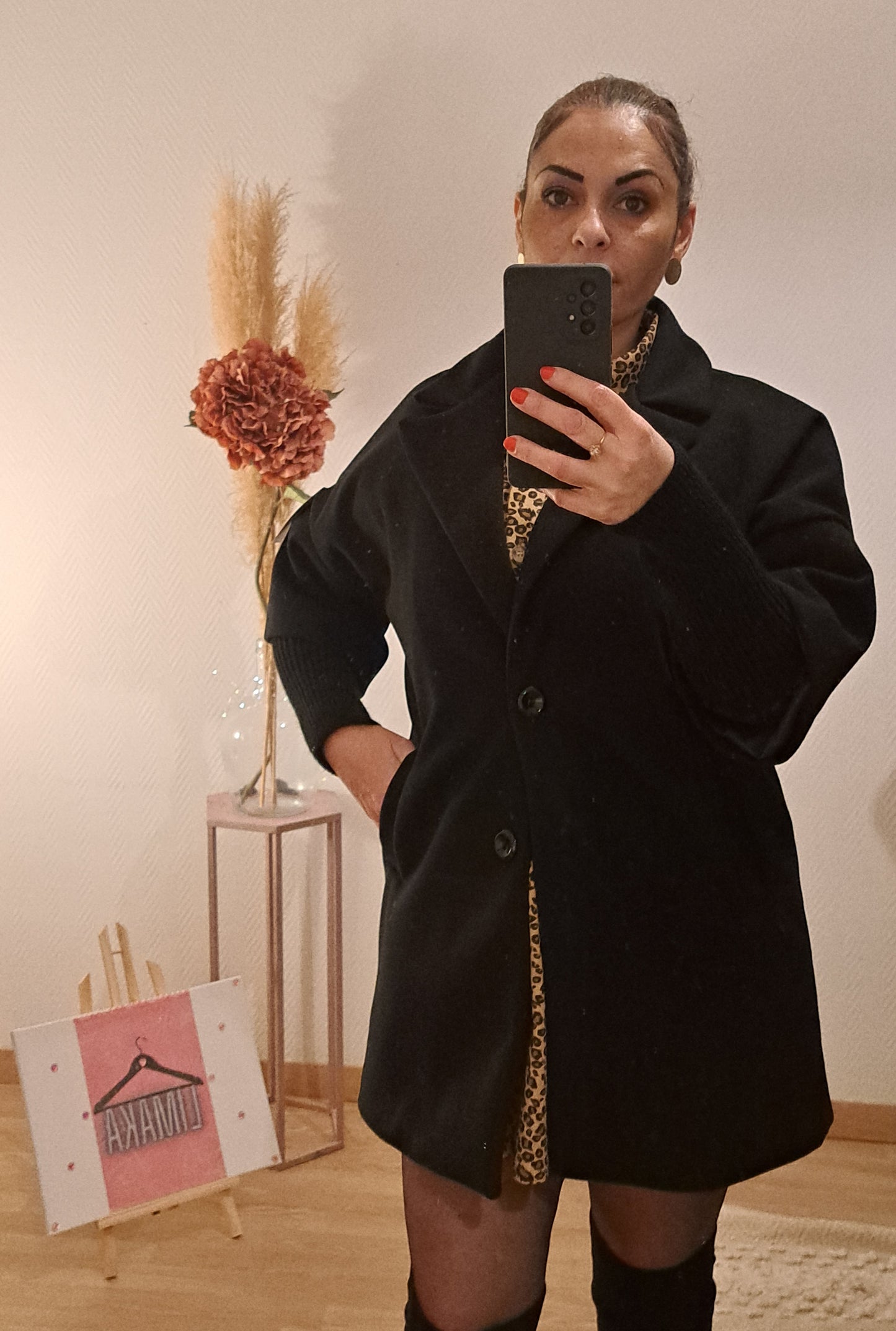 Manteau couleur noir effet pull au manche