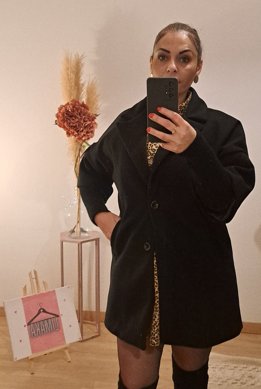 Manteau couleur noir effet pull au manche