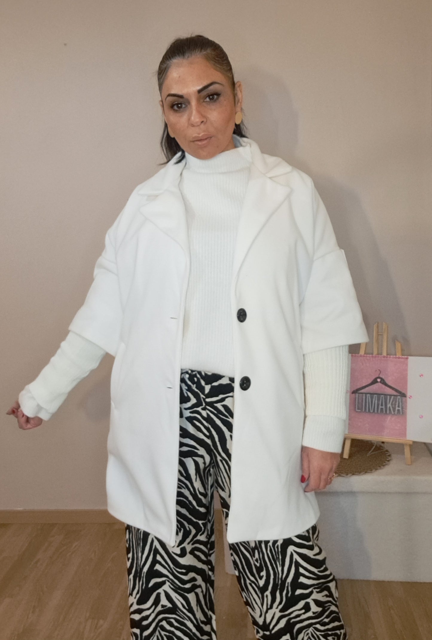 Manteau couleur blanc effet pull au manche